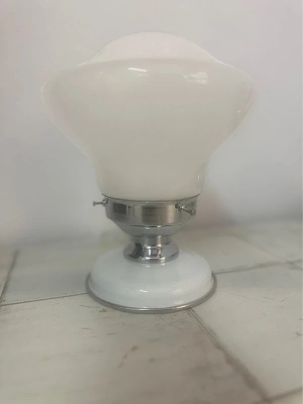 Lamp uit — wit opaline bol en chroom ring detail