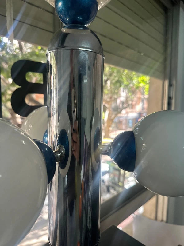 Sputnik lamp detail chroom en blauwe ballen