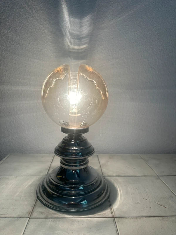Amber globe lamp aan — daglicht