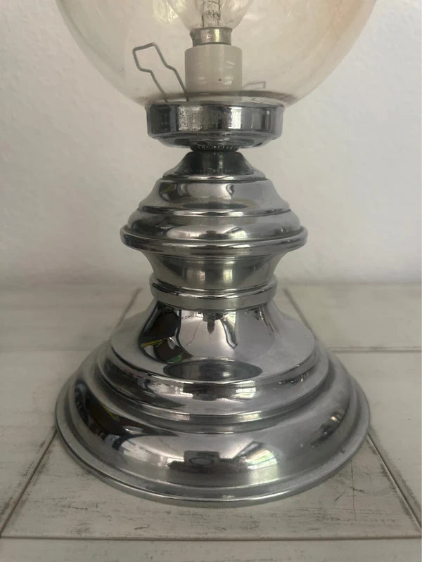 Detail chroom voet — concentrische ringen