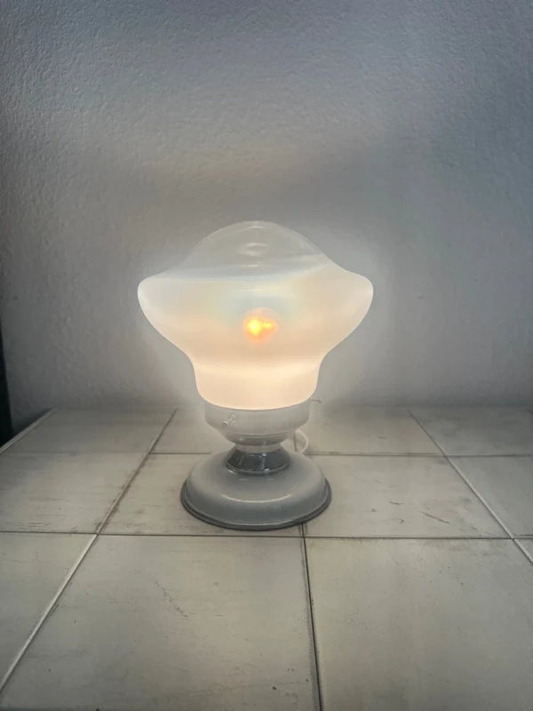 Retro opaline lamp aan — warm licht door diamant glas