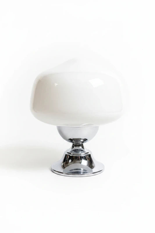 Mushroom lamp sfeerfoto — warm licht in jaren 70 woonkamer