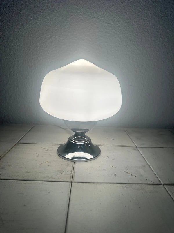 Mushroom lamp aan — witte opaline bol gloeit