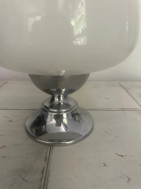 Lamp zijaanzicht — chroom voet detail