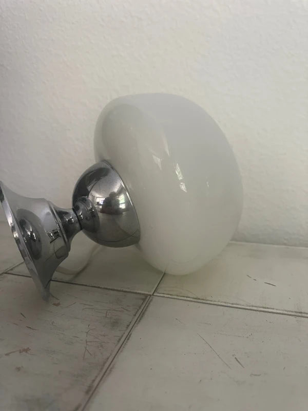 Close-up opaline bol en chroom verbinding