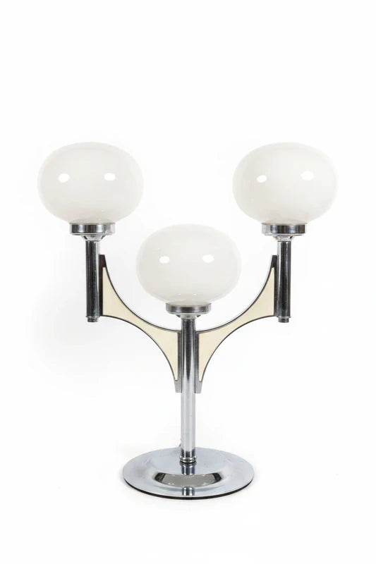 Driearmige Space Age lamp aan — drie opaline bollen
